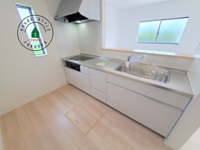 福津市西福間3丁目第7-2棟（2号棟）の内観：施工例|カウンターキッチンなら、リビングで遊ぶ子供の様子を見ながら料理ができるので安心です。料理を運んでもらったり、子供にお手伝いしてもらいやすいのもいいですね。