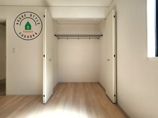 糟屋郡須恵町新原第5-3棟（2号棟）の内観：施工例|【WIC（ウォークインクローゼット）】 たくさんの洋服をかけてもシワになりにくいウォークインクローゼット。洋服以外にも、普段使わない家電やスーツケース、ストック品など何でも片付く嬉しい空間です。