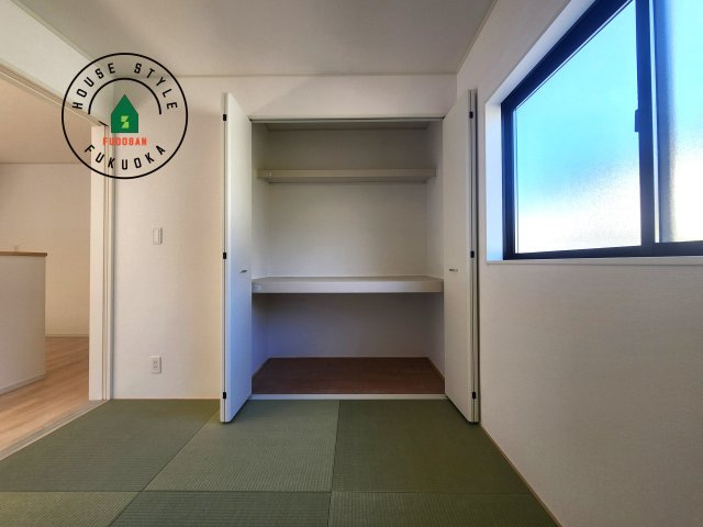 糟屋郡須恵町新原第5-3棟（2号棟）の内観：施工例|壁面クローゼットのメリットは、衣類が横一列に並ぶためひと目で洋服が選びやすいこと。衣類をたくさんお持ちの方も、限られたスペース内に無理なく収納することができます。