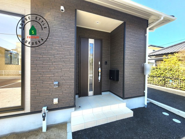 糟屋郡須恵町新原第5-3棟（2号棟）の外観：施工例|地盤調査済 / 玄関へ向かうまでのアプローチに漂う上質が期待感をもたせます。玄関は建物の顔。落着きを醸し出した自己主張が心に訴えてきます。