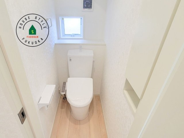 糟屋郡須恵町新原第5-3棟（3号棟）の内観：施工例|トイレ・ウォシュレット付。快適で衛生的な洗浄機能付温水シャワートイレです。収納や手すりもついてます。