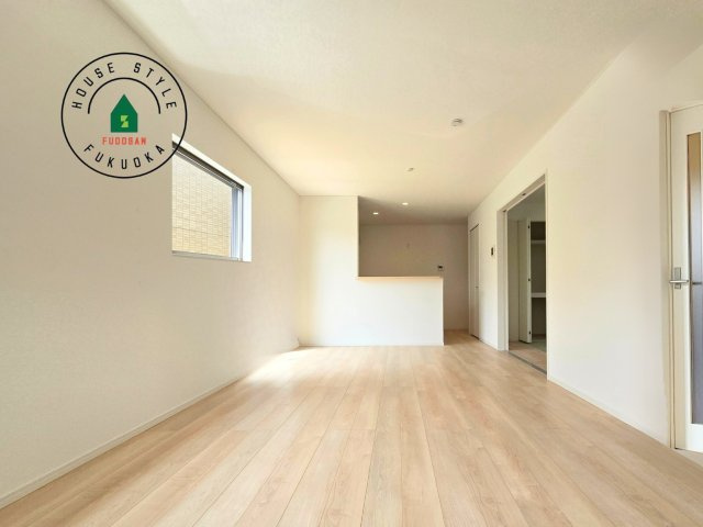 糟屋郡須恵町新原第5-3棟（3号棟）の内観：施工例|リビングにいるお子様と会話をしながら家事ができるカウンターキッチン。いま手があいているか、忙しそうなのか相手の様子を伺いながらコミュニケーションをとる訓練にもなります。