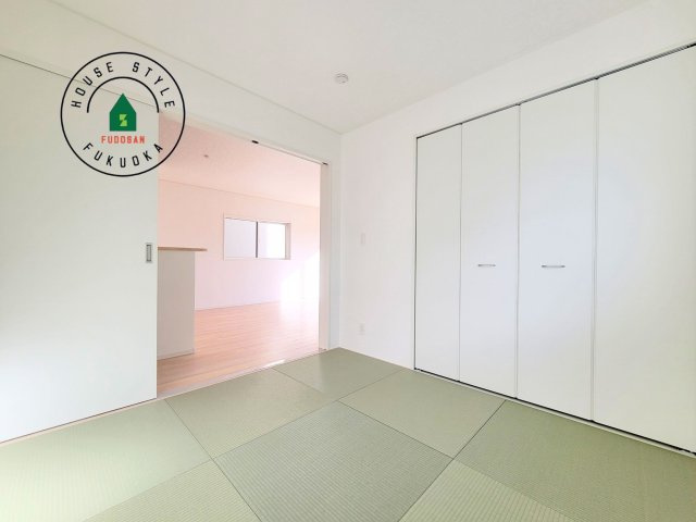 糟屋郡須恵町新原第5-3棟（3号棟）の内観：施工例|和室を上手に活用すると暮らし方の幅が広がります。例えば普段は開け放して、子供の小さいうちはお昼寝や遊びのスペースに。畳はソフトなので転んでもケガをしにくく安心です