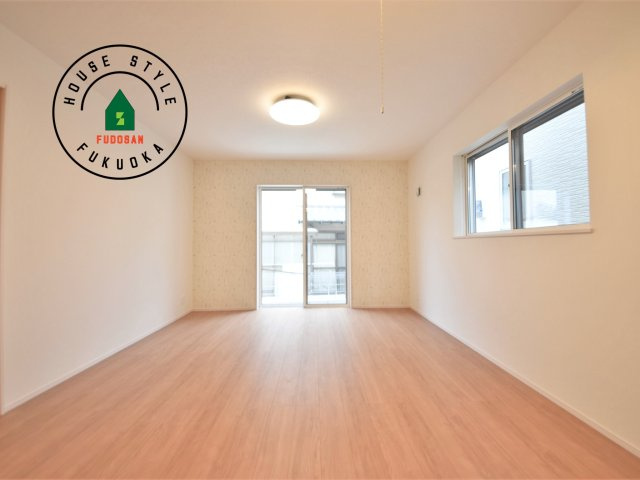 福岡市西区小戸3丁目第1-3棟（1号棟）　の内観：施工例|ご家族を近くに感じられる対面キッチンのLDK。会話もはずみそうですね。