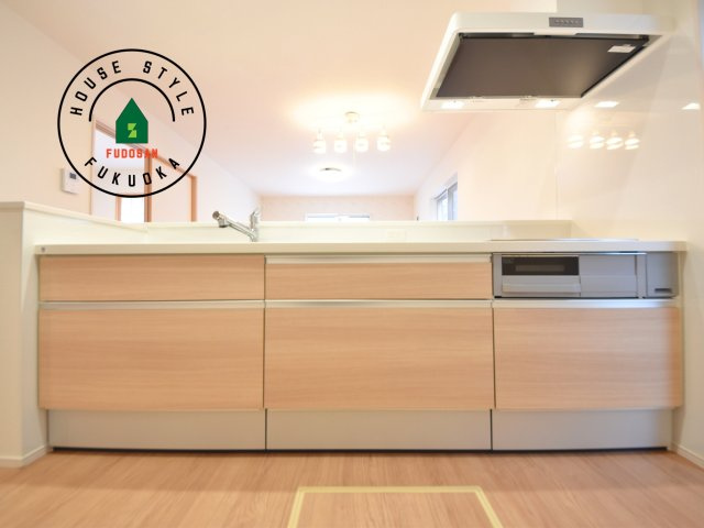 福岡市西区小戸3丁目第1-3棟（1号棟）　の内観：施工例|ご家族を近くに感じられる対面キッチンのLDK。会話もはずみそうですね。