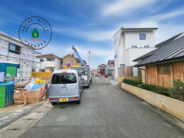 福岡市西区小戸3丁目第1-3棟（2号棟）　の前面道路含む現地写真|前面道路は閑静な住宅地をはしる車通りの少ない道路。お車の出し入れが苦手なママや小さなお子様にも安心ですね。しっかり舗装もされているので、ベビーカーや自転車で通っても快適に通行できます。