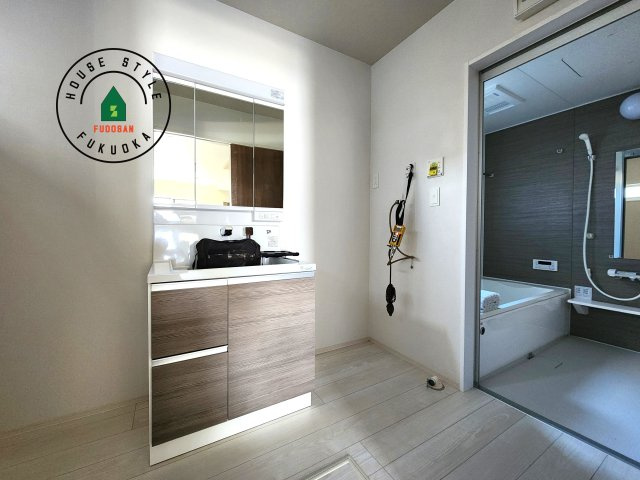 福岡市西区小戸3丁目第1-3棟（3号棟）　の内観：施工例|ゆとりの洗面スペースで朝の身支度もスムーズに。暮らしを快適に変えるシャワー付洗面台です！