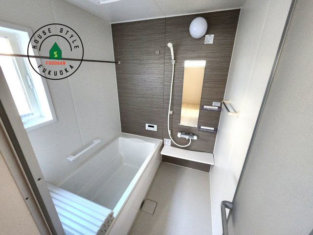 福岡市西区小戸3丁目第1-3棟（3号棟）　の内観：施工例|ウ窓もあるので換気も安心ですね。同社仕様。1日の疲れを癒してくれる広々バスルーム。雨の日のお洗濯にも大活躍な浴室乾燥機付です！