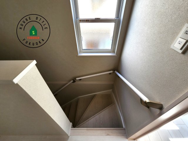 福岡市西区小戸3丁目第1-3棟（3号棟）　の内装|階段からも明るい光が入ります。採光や通風も階段の重要な役割です。