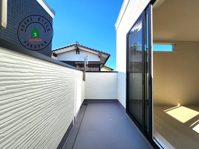 福岡市西区小戸3丁目第1-3棟（3号棟）　のバルコニー|風をしっかりと感じられるバルコニーでは、毎日が洗濯日和です。広々としているので洗濯も楽しくなるでしょうし、気分転換にバルコニーからの眺めを楽しむのもいいでしょう。