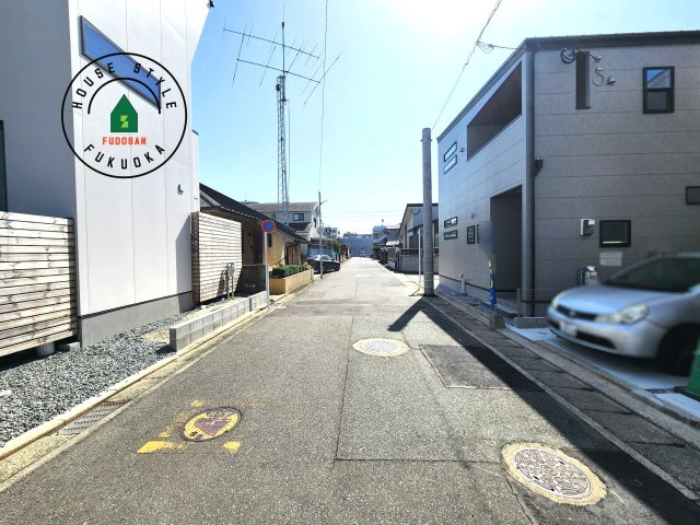 福岡市西区小戸3丁目第1-3棟（3号棟）　の前面道路含む現地写真|前面道路は閑静な住宅地をはしる車通りの少ない道路。お車の出し入れが苦手なママや小さなお子様にも安心ですね。しっかり舗装もされているので、ベビーカーや自転車で通っても快適に通行できます。