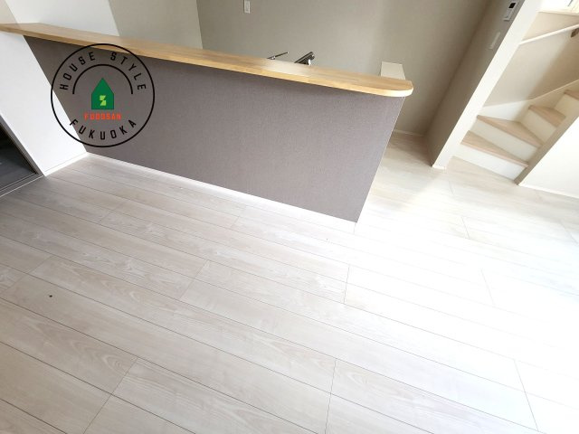 福岡市西区小戸3丁目第1-3棟（3号棟）　のダイニング|キッチンから立ち込める香りが今日の料理を期待させます。