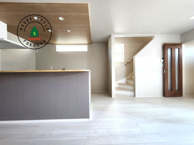 福岡市西区小戸3丁目第1-3棟（3号棟）　の居間・リビング|ご家族を近くに感じられる対面キッチンのLDK。会話もはずみそうですね。