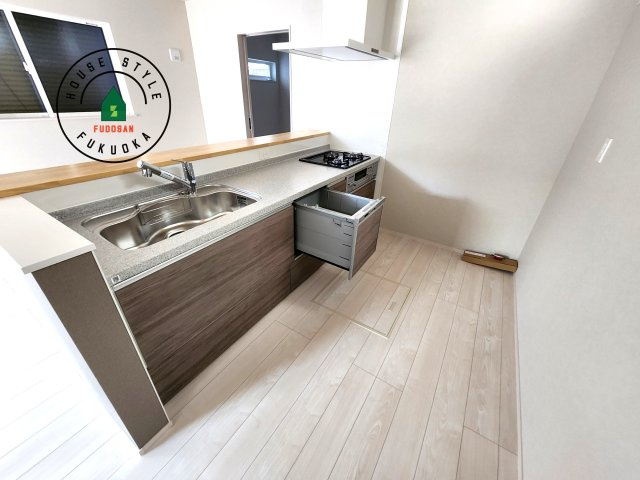 福岡市西区小戸3丁目第1-3棟（3号棟）　のキッチン|ダイニングテーブルへの配膳がラクラク、お料理はかどるカウンター付きシステムキッチン！