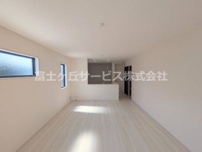 【居間・リビング】 | 富士宮市宮原 5期 新築一戸建て 1号棟 | ゆったりとした居間です
