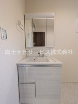 【独立洗面台】 | 富士宮市宮原 5期 新築一戸建て 1号棟 | 独立洗面台あり、毎朝おしゃれに忙しい女性の方におすすめです