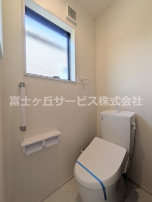 【トイレ】 | 富士宮市宮原 5期 新築一戸建て 1号棟 | ２階のトイレです