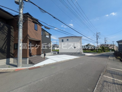 【前面道路含む現地写真】 | 富士宮市宮原 5期 新築一戸建て 1号棟 | 前面道路含む現地写真です