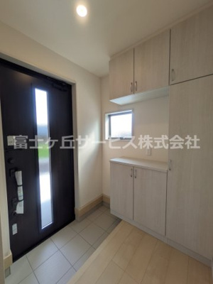 【玄関】 | 富士宮市宮原 5期 新築一戸建て 2号棟 | ゆったりとした玄関です