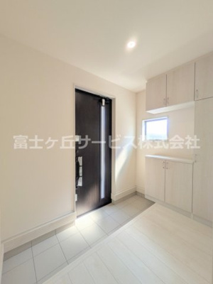 【玄関】 | 富士宮市宮原 5期 新築一戸建て 3号棟 | シンプルで使いやすい玄関です
