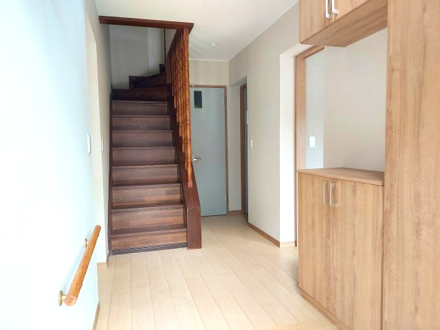 売中古戸建　静岡市葵区北のその他|玄関ホールは明るくて開放感があります