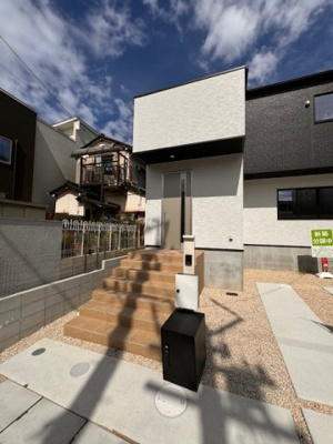 【玄関】 | Terrechez瀬戸市平町１期【仲介手数料無料　郊範小　南山中】 | 撮影
社長の村田です！
自らプレイヤーとして営業しています
長年の経験と実績から皆様により良いマイホーム購入のご提案をいたします。
住宅ローンの不安や購入後の不安等何でもご相談ください。