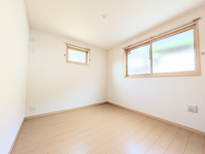 寝室　２面採光です