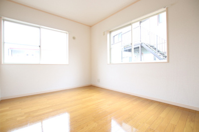 洋室にクローゼット収納付きです♪