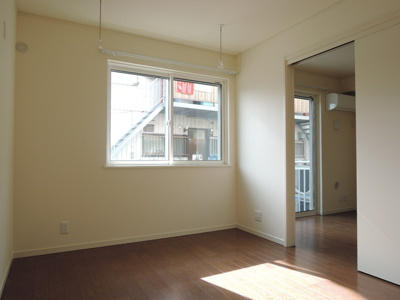 南側の洋室・室内物干し機付きです。