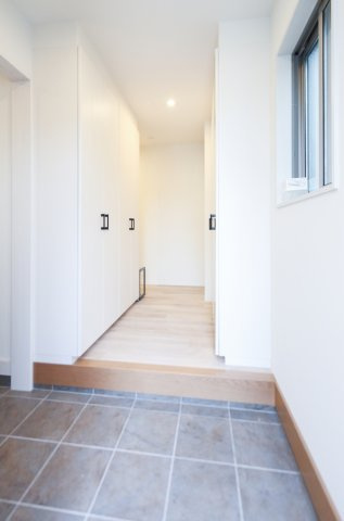 わんにゃんハウス国分寺のその他共用部分|カードキー開錠システムの玄関扉。