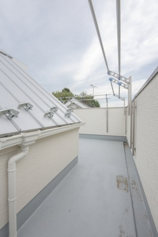 わんにゃんハウス国分寺のその他共用部分|このルーフバルコニーは、壁の高さを高く設定されているので、近隣の視線からも外れていて、贅沢な空間を感