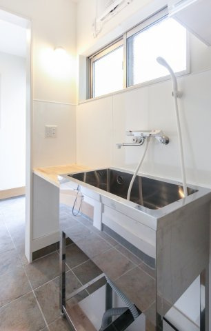 わんにゃんハウス国分寺の設備|ペットバスのサイドには、テーブルとコンセントが設けてありますので、ドライヤーを使って乾かして上げるこ