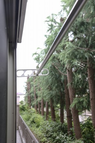 わんにゃんハウス国分寺の洋室|室内・外のどちらでも干せるようになっています。更に屋上でも干すことができるので洗濯物もはかどりますね。