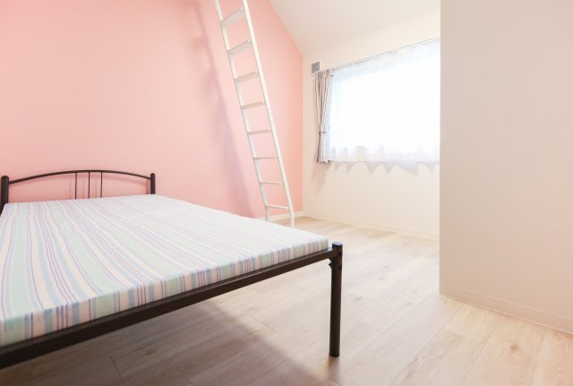 わんにゃんハウス国分寺の洋室|個室205号室：マットレス、エアコン、カーテン、室内外洗濯物干しを完備。個室扉：ピンク、アクセントクロス：ピンク
