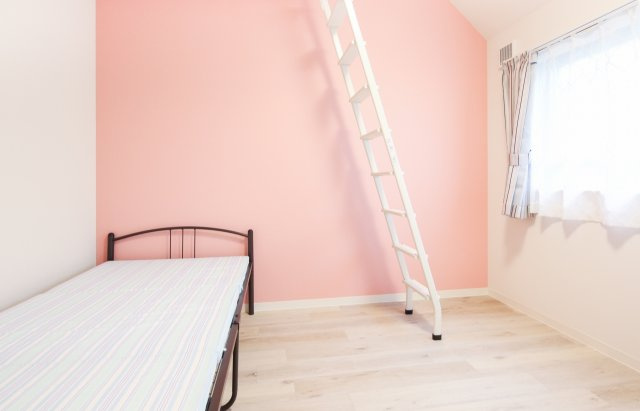 わんにゃんハウス国分寺の洋室|個室205号室：マットレス、エアコン、カーテン、室内外洗濯物干しを完備。個室扉：ピンク、アクセントクロス：ピンク
