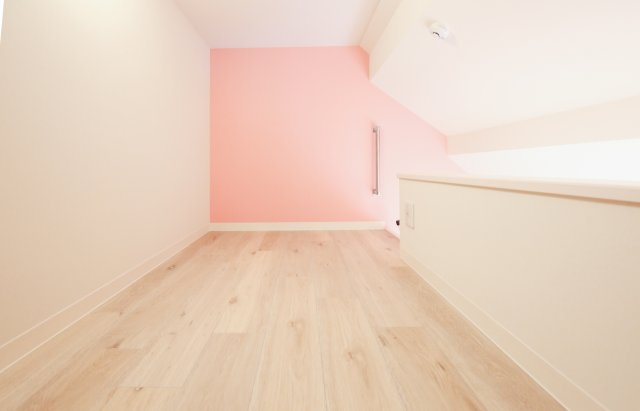 わんにゃんハウス国分寺の洋室|個室205号室：マットレス、エアコン、カーテン、室内外洗濯物干しを完備。個室扉：ピンク、アクセントクロス：ピンク
