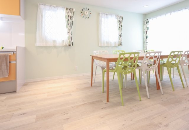 わんにゃんハウス国分寺の居間・リビング|大きなテレビ、ダイニングテーブルと、一人暮らしでは得られない贅沢な設備が備わっています。