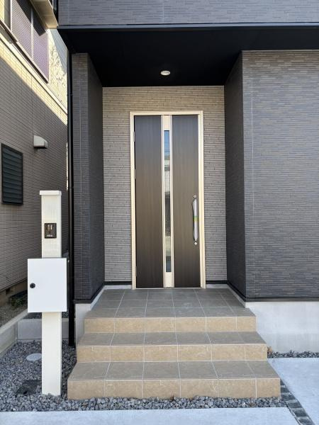 岡崎市六名南1期　全1棟・1号棟の玄関|訪れる人を心地よく迎え入れます。