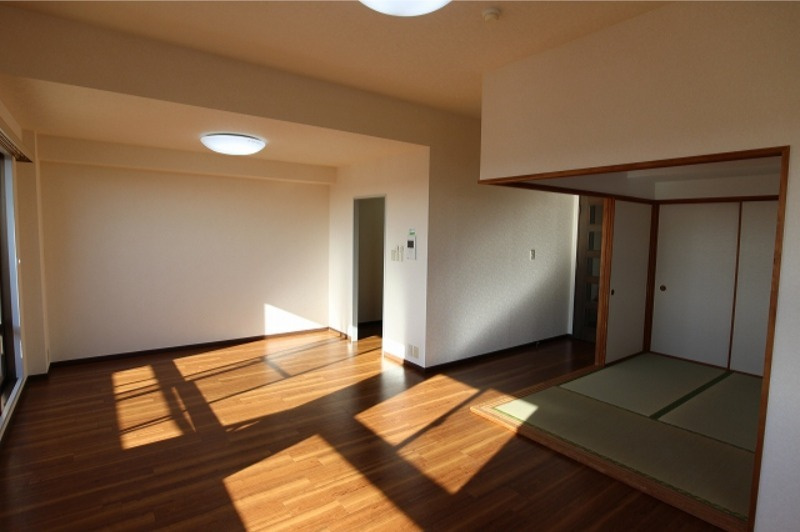 スカイプラザ・ユーカリが丘・サウスタワーの居間・リビング|こちらの居間で趣味の時間をお楽しみください