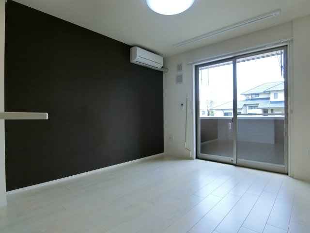 エヴァーグリーン西福原の居間・リビング|イメージ105号室の写真（反転あり）