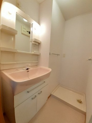 【洗面所】 | ノースヒルあいみ | 明るい洗面所です