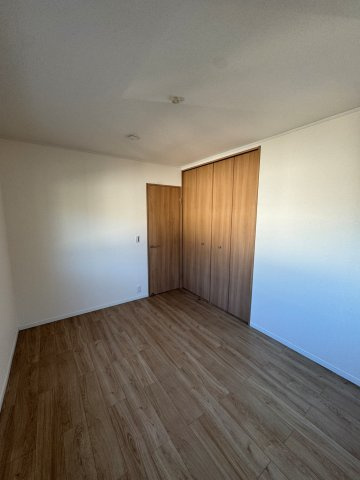 新座市片山三丁目戸建の洋室