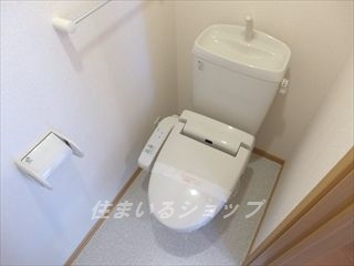 ガーデン　オランジェのトイレ|シャワートイレ・収納棚あり