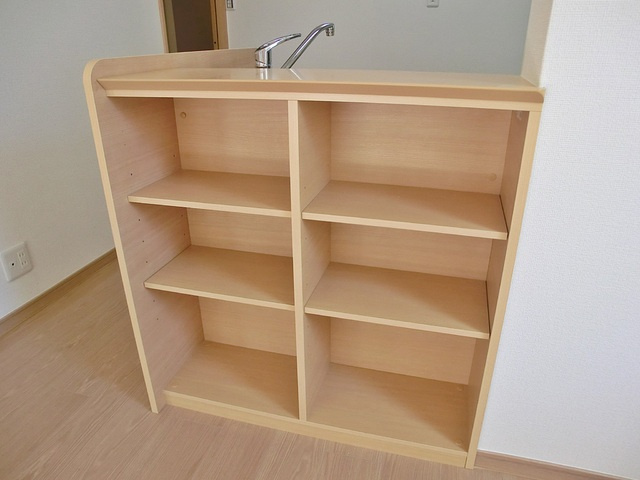 グランデールのキッチン|カウンター下は棚になっています。