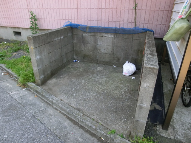 グランデールのその他共用部分|便利な敷地内ゴミ置き場です。