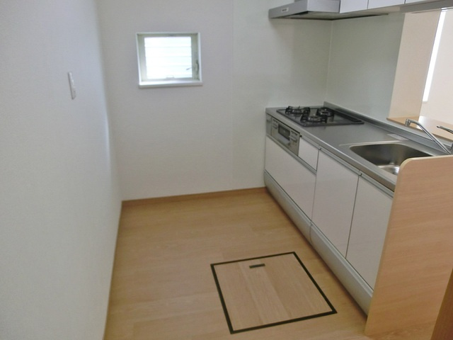 グランデールのキッチン|キッチンスペースにも窓があります。