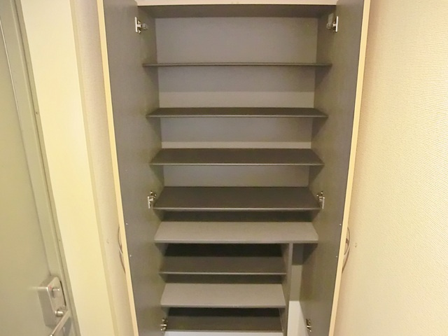 グランデールの玄関|大きなシューズボックスがあります。