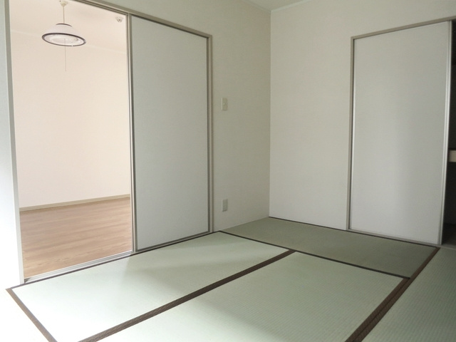 チェリーハウスの居間・リビング|畳の匂いが落ち着く和室です♪