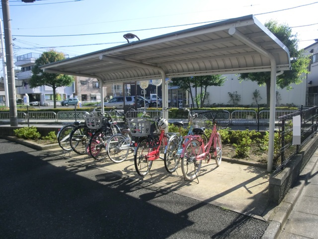 チェリーハウスのその他共用部分|屋根付き駐輪場。