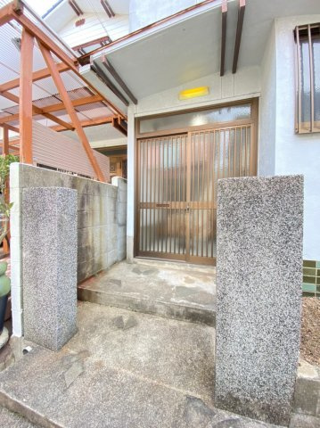 高丸7丁目貸家のエントランス